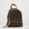 MICHAEL Michael Kors Damen RHEA ZIP XS BACKPACK - Tagesrucksack - Brown -MICHAEL Michael Kors 10603dc53f054e768a7eadf2f4c57eb7