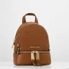 MICHAEL Michael Kors Damen RHEA ZIP XS BACKPACK - Tagesrucksack - Tan -MICHAEL Michael Kors 140baccbc52c4fac8936f218f042fdb6
