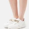 MICHAEL Michael Kors Damen EMMETT STRAP LACE UP - Sneaker Low - Optic White 2 MICHAEL Michael Kors Damen EMMETT STRAP LACE UP - Sneaker Low - Optic White -MICHAEL Michael Kors 24f037a42d1a482490797b9c442f2e3c