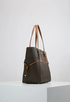 MICHAEL Michael Kors Damen VOYAGER SIGNATURE TOTE - Handtasche - Brown -MICHAEL Michael Kors 31f7700d395c45269da38d333bc89152