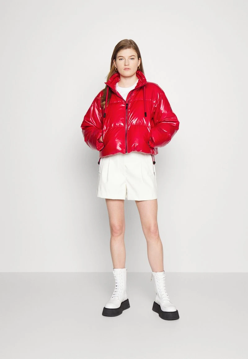 MICHAEL Michael Kors Damen CROPPED METALLIC PUFFER - Winterjacke - Crimson 4 MICHAEL Michael Kors Damen CROPPED METALLIC PUFFER - Winterjacke - Crimson - Image 2