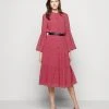 MICHAEL Michael Kors Damen PRINTED BELTED SHIFT DRESS - Blusenkleid - Crimson 2 MICHAEL Michael Kors Damen PRINTED BELTED SHIFT DRESS - Blusenkleid - Crimson -MICHAEL Michael Kors 33f1f603a90649f0832c12976e83c80a