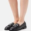 MICHAEL Michael Kors Damen APRIL LOAFER - Slipper - Black 1 MICHAEL Michael Kors Damen APRIL LOAFER - Slipper - Black -MICHAEL Michael Kors 3574a4940cbe4ddcbe0a4a54f4982e43
