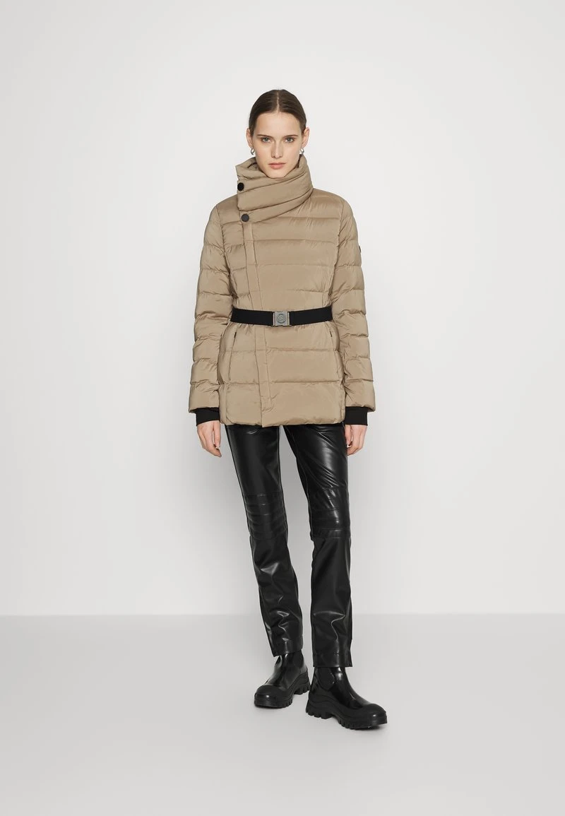 MICHAEL Michael Kors Damen ULTRA BELTED HORIZONTAL QUILTED JACKET - Daunenjacke - Taupe 4 MICHAEL Michael Kors Damen ULTRA BELTED HORIZONTAL QUILTED JACKET - Daunenjacke - Taupe - Image 2
