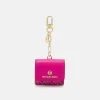 MICHAEL Michael Kors Damen TRAVEL ACCESSORIES CLIPCASE FOR AIRPODS - Sonstige Accessoires - Wild Berry -MICHAEL Michael Kors 3b2cc48bc72943529ed8a9aef3b90054
