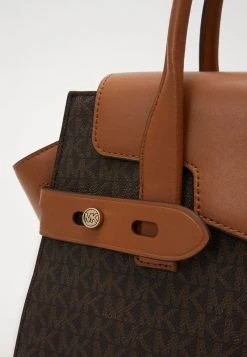 MICHAEL Michael Kors Damen CARMEN FLAP BELTED SATCHEL - Handtasche - Brown/acorn -MICHAEL Michael Kors 3b606aa7fedc411ba886175365311576