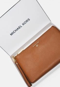 MICHAEL Michael Kors Damen JET CHARM WRISTLET - Clutch - Luggage -MICHAEL Michael Kors 57a1d596a1854ae4a734f6a88312a962