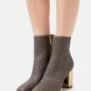 MICHAEL Michael Kors Damen PORTER BOOTIE - Stiefelette - Brown 1 MICHAEL Michael Kors Damen PORTER BOOTIE - Stiefelette - Brown -MICHAEL Michael Kors 5bac0c50513344568dc685702d1291fc