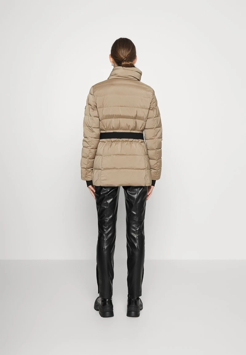 MICHAEL Michael Kors Damen ULTRA BELTED HORIZONTAL QUILTED JACKET - Daunenjacke - Taupe 5 MICHAEL Michael Kors Damen ULTRA BELTED HORIZONTAL QUILTED JACKET - Daunenjacke - Taupe - Image 3