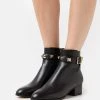 MICHAEL Michael Kors Damen BRITTON - Stiefelette - Black 1 MICHAEL Michael Kors Damen BRITTON - Stiefelette - Black -MICHAEL Michael Kors 6a05995e645842d4ba897ec193eec41b