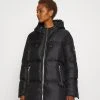 MICHAEL Michael Kors Damen LOGO TAPE ECO PUFFER - Daunenjacke - Black 1 MICHAEL Michael Kors Damen LOGO TAPE ECO PUFFER - Daunenjacke - Black -MICHAEL Michael Kors 79bf89f6ffcb4497b779f375ef5daa4d