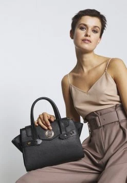 MICHAEL Michael Kors Damen FLAP SATCHEL - Handtasche - Black 9 MICHAEL Michael Kors Damen FLAP SATCHEL - Handtasche - Black -MICHAEL Michael Kors 97798641d3334320a54e4a17cad05c00