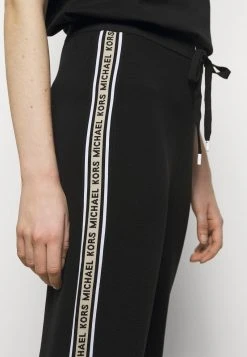 MICHAEL Michael Kors Damen LOGO TAPE JOGGER - Jogginghose - Black 16 MICHAEL Michael Kors Damen LOGO TAPE JOGGER - Jogginghose - Black -MICHAEL Michael Kors 9b868148b2ca4445a6f9b7534e8c0455
