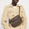 MICHAEL Michael Kors Damen SLATER SLING PACK - Umhängetasche - Brown/acorn -MICHAEL Michael Kors b047391cbe5549dc88af6f1fd5c82ef9