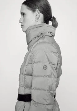 MICHAEL Michael Kors Damen ULTRA BELTED HORIZONTAL QUILTED JACKET - Daunenjacke - Taupe 13 MICHAEL Michael Kors Damen ULTRA BELTED HORIZONTAL QUILTED JACKET - Daunenjacke - Taupe -MICHAEL Michael Kors b331fdafdb7d46f29363adce676e550d