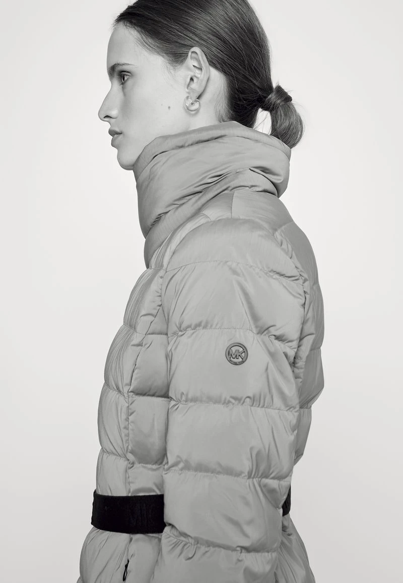MICHAEL Michael Kors Damen ULTRA BELTED HORIZONTAL QUILTED JACKET - Daunenjacke - Taupe 7 MICHAEL Michael Kors Damen ULTRA BELTED HORIZONTAL QUILTED JACKET - Daunenjacke - Taupe - Image 5
