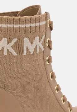 MICHAEL Michael Kors Damen BREA BOOTIE - Plateaustiefelette - Camel -MICHAEL Michael Kors b67a80d9117545ee8d281803e992086d