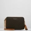 MICHAEL Michael Kors Damen CROSSBODIES CAMERA BAG - Umhängetasche - Brown -MICHAEL Michael Kors ca362d4b0f1945f8a803318e5bf70a2b