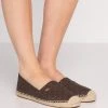 MICHAEL Michael Kors Damen KENDRICK SLIP ON - Espadrille - Brown 2 MICHAEL Michael Kors Damen KENDRICK SLIP ON - Espadrille - Brown -MICHAEL Michael Kors caf93c3af9d040a79c6228e0069e88df