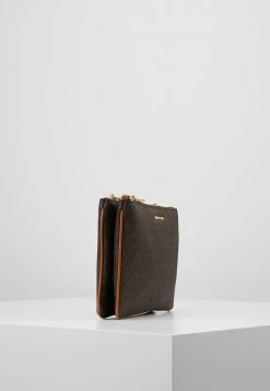 MICHAEL Michael Kors Damen CROSSBODIES POUCH XBODY - Umhängetasche - Brown -MICHAEL Michael Kors d5a7018d549d4a1bbcf27c59af9da9cb