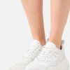 MICHAEL Michael Kors Damen NICK TRAINER - Sneaker Low - Optic White 2 MICHAEL Michael Kors Damen NICK TRAINER - Sneaker Low - Optic White -MICHAEL Michael Kors db3917602f374e1d8f4db0160efc3779