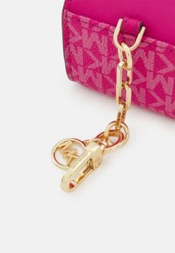 MICHAEL Michael Kors Damen TRAVEL ACCESSORIES CLIPCASE FOR AIRPODS - Sonstige Accessoires - Wild Berry -MICHAEL Michael Kors e274738301f140ff91b92a515f51c700