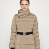 MICHAEL Michael Kors Damen ULTRA BELTED HORIZONTAL QUILTED JACKET - Daunenjacke - Taupe