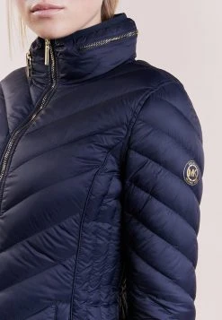 MICHAEL Michael Kors Damen SHORT PACKABLE PUFFER - Daunenjacke - Dark Navy 13 MICHAEL Michael Kors Damen SHORT PACKABLE PUFFER - Daunenjacke - Dark Navy -MICHAEL Michael Kors fb225ebda0124698bdabea0636d6eb92